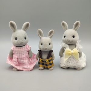 Calico Critters / Flocked Animal FigurineToy / Sylvanian Families / Gray Bunny Rabbit Baby Family