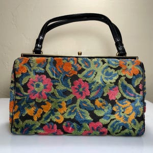 Bolso vintage de los años 50 y 60 con estampado floral negro, de chenilla, negro, naranja y rosa, con diseño de tapiz, tipo cartera, con asa superior, de mediados de siglo.