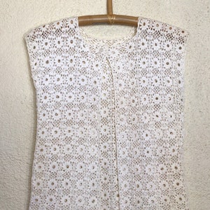 Vintage 60s Womens / White Floral Crochet / Open Front Vest / Sleeveless Vest / Floral Crochet Vest / Career Casualwear / Bohemian Hippie