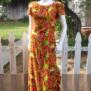 Vintage 70s Women&#39;s / Aloha Tiki Dress / Handmade / Hawaiian Maxi / Orange Pink Green / Psychedelic Paisley / Ruffled Hem / Ankle Length