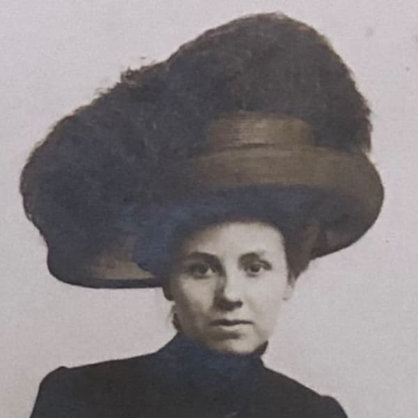 Début des années 1900 Femmes blanches noires avec large bord Grand chapeau de paille en plumes Elis Bros. Pittsburgh PA Photo Carte postale