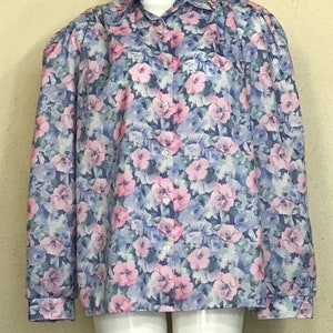 Chemisier fleuri vintage des années 80 : vêtements de carrière roses et bleus Baroness de Wayne