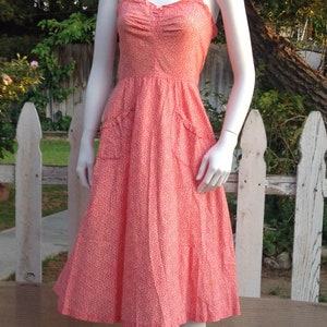 Vintage 70s Juniors / Red White Floral Calico / Knee Length / Apron Style Dress / Crisscross Back / Spring Summertime /Sleeveless Dress