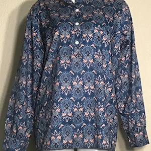 Vintage 70s Womens / Blue Pink Polyester / Geometric Pattern / Long Sleeves / Mandarin Collar / Button Up / Pullover Blouse Top /Casual Wear
