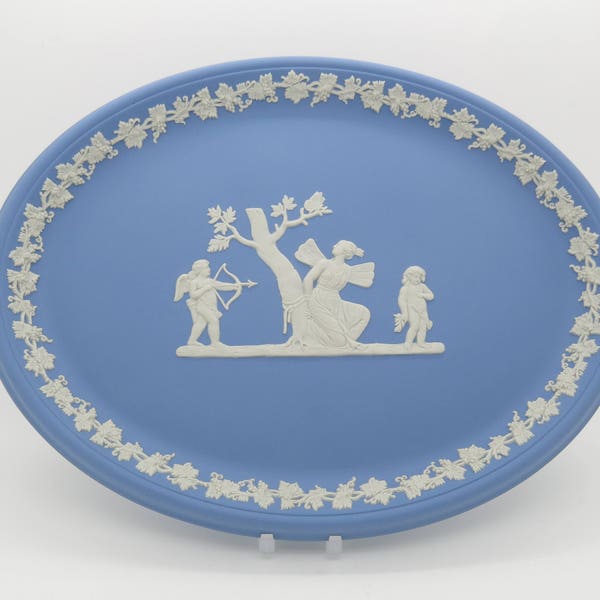 Plateau ovale en jaspe Wedgwood en jaspe bleu lavande - Psyché blessé et lié par Cupidon - Fabriqué en Angleterre