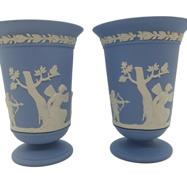 Paire de vases renversés en jaspe Wedgwood - Psyché liée par Cupidon - Jaspe bleu - Fabriqué en Angleterre