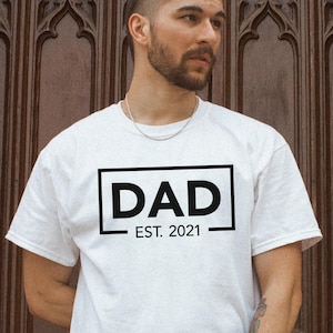 Dad Established Est. T-Shirt - Parenting New Dad Father To Be Father's Day Gift Idea Pregnant Birth Announcement Mens Baby Reveal Shirt