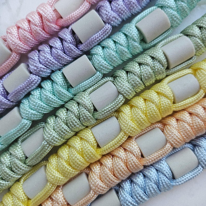 Op de afbeelding: Pastelkleurige paracord anti-teken bandjes