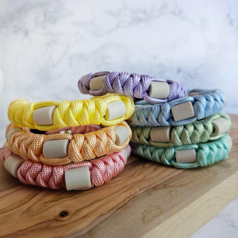 Op de afbeelding: pastelkleurige paracord anti-teken bandjes