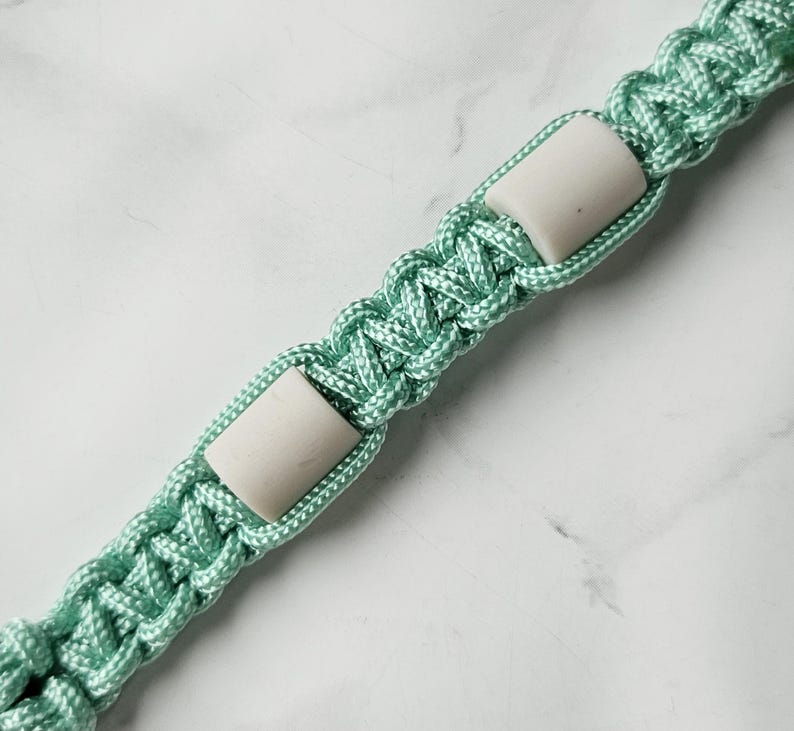 Op de afbeelding: Groen blauw paracord anti-teken bandje. Kleur optie : Sea glass