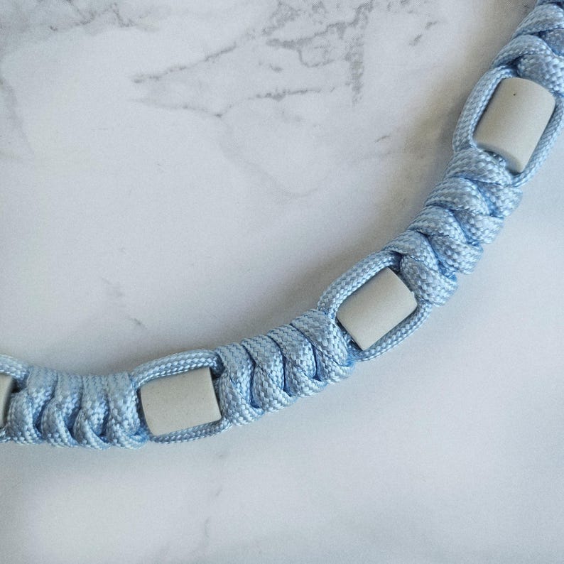 Op de afbeelding: Blauw paracord anti-teken bandje. Kleur optie : Oase