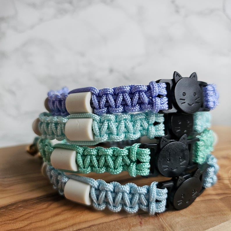 Op de afbeelding: Paracord anti-teken bandje in pastel kleuren voor katten