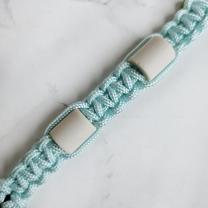Op de afbeelding: Blauw paracord anti-teken bandje. Kleur optie : Lagoon