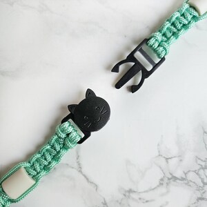 Op de afbeelding: paracord anti-teken bandje met break-away sluiting