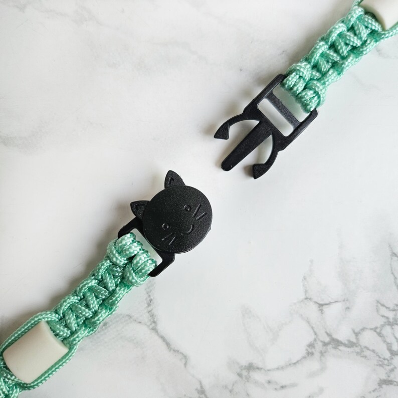 Op de afbeelding: paracord anti-teken bandje met break-away sluiting