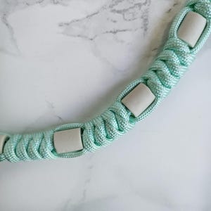 Op de afbeelding: Groen blauw paracord anti-teken bandje. Kleur optie : Sea glass