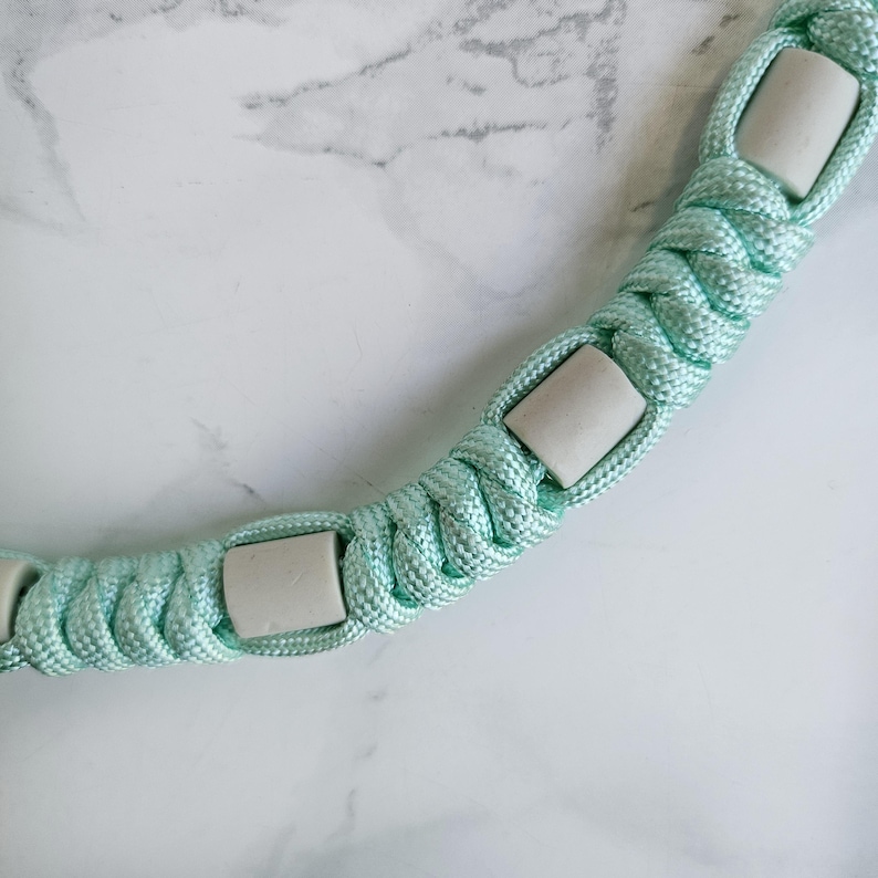 Op de afbeelding: Groen blauw paracord anti-teken bandje. Kleur optie : Sea glass