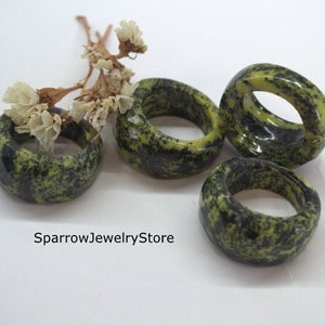 Anillo sólido de jaspe verde natural Banda de anillo de piedra preciosa entera Anillo unisex Boho Regalo de chakra Regalo personalizado para papá Banda de anillo apilable curativo