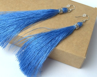 Brincos de borla Boho presente para ela Brincos de borla longos coloridos personalizados Brincos de borla de seda Brincos de damas de honra Presente personalizado