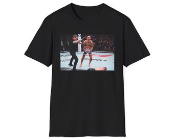 Max Hoody haut Justin Gaethje auf dem UFC 300 T-Shirt aus