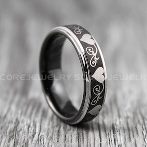 Bague de costume coeurs, bague de poker, anneau de tungstène noir de 6 mm avec motif de costume de cartes coeurs en argent, Bague en tungstène noir de 6 mm, bijoux de poker