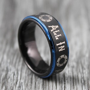 Anello da poker, gioielli da poker, anello con fiches da casinò, fascia in tungsteno nero da 8 mm con bordo a gradini, design con fiches da poker, anello da matrimonio in tungsteno nero
