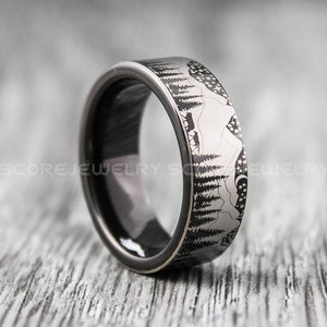 Bague forêt, bague chaîne de montagnes, bague forêt boréale, bague en tungstène noir 8 mm, bague sapin, bague paysage en plein air, alliance en tungstène