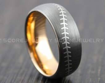 Anillo de béisbol, anillo de bodas de béisbol, anillo de béisbol de tungsteno en tono bronce con borde abovedado, patrón de puntada de béisbol, anillo de tungsteno en tono bronce de 8 mm