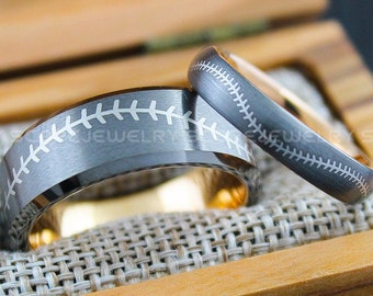 Anillos de béisbol, alianzas de boda de béisbol, juego de 2 piezas para parejas, anillos de béisbol de tungsteno color bronce con borde abovedado, anillos con patrón de puntadas de béisbol