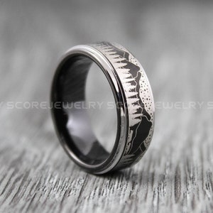 Bague forêt, bague chaîne de montagnes, bague forêt boréale, bague en tungstène noir 8 mm, bague sapin, bague paysage en plein air, alliance en tungstène