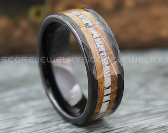 Anillo de asta de ciervo, anillo de madera de barril de whisky, banda de tungsteno negro con acabado martillado e incrustación de asta genuina Anillo de bodas de tungsteno con asta de ciervo