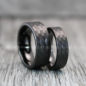 Puede incluir: Dos anillos de carburo de tungsteno negro con acabado martillado. Los anillos son del mismo estilo pero de diferentes tamaños.
