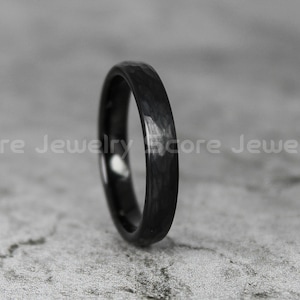 ハンマーリング、ハンマーバンド、4 mm ブラックタングステンバンド マットハンマー仕上げタングステンリング、タングステン結婚指輪 ハンマーリング