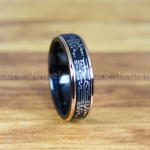 Platinenring, Gamer Ring, 6 mm schwarzes Wolframband mit Rosegold Step Edge Platinenmuster, 6 mm schwarzer Wolframring