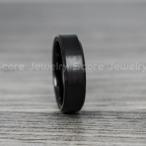 Schwarzer Ehering, Schwarzes Ehering, 6mm schwarzes Wolframband mit abgeschrägtem Rand und gebürstetem Finish, 6mm Schwarzer Wolfram Ehering