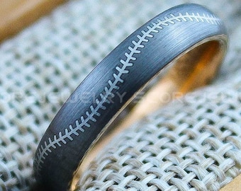 Anillo de béisbol, banda de bodas de tungsteno en tono bronce, anillo de béisbol de tungsteno en tono bronce de 4 mm con borde abovedado, anillo con patrón de puntadas de béisbol