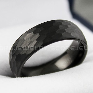 ハンマーリング、ハンマーバンド、8 mm ブラックタングステンバンド マットハンマー仕上げタングステンリング、タングステン結婚指輪 ハンマーリング