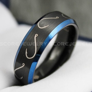 Visring, vishakenring, 8 mm zwarte wolfraamband met blauwe afgeschuinde rand jachtring Visring Vishaken wolfraam trouwring