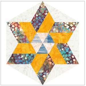 Könnte beinhalten: Ein sechszackiger Stern-Quiltblock mit einem geometrischen Muster in Gelb, Blau und Weiß. Der Stern ist von einem weißen Hintergrund mit einem floralen Muster umgeben.
