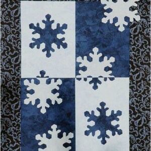 Könnte beinhalten: Ein weißer Hintergrund mit einem blau-weißen Karomuster. Jedes Quadrat zeigt ein weißes Schneeflockenmuster. Der Hintergrund ist von einem schwarzen Rand mit einem weißen Blumenmuster umgeben.