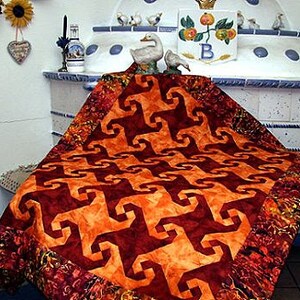 Könnte beinhalten: Eine Steppdecke mit einem geometrischen Muster in Orange- und Brauntönen. Die Steppdecke ist aus verschiedenen Stoffen gefertigt und hat ein einzigartiges Design.
