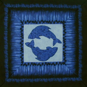Könnte beinhalten: Ein blaues und weißes gerahmtes Kunstwerk mit zwei stilisierten Fischsilhouetten in einem Kreis. Die Fische sind schwarz umrandet und haben ein strukturiertes Muster.