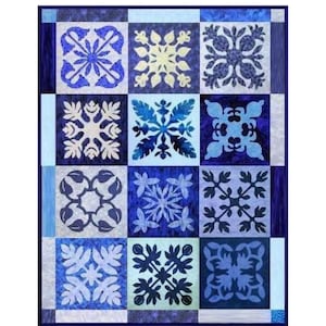 Puede incluir: Una colcha con un patrón geométrico azul y blanco. La colcha está compuesta por 12 cuadrados, cada uno con un diseño diferente. Los cuadrados están dispuestos en un patrón de cuadrícula.