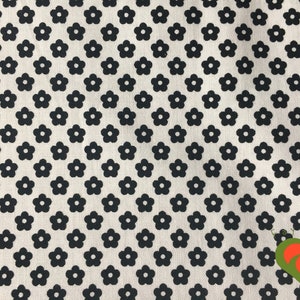 Puede incluir: Tela color crema con un patrón repetido de flores azul marino oscuro. Las flores están espaciadas uniformemente y tienen cinco pétalos. La tela tiene un aspecto ligeramente texturizado, lo que sugiere una fibra natural como el algodón o el lino.