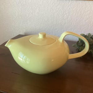Russel Wright Designer Oneida Tea Pot (JL) Russel Wright Designer Oneida Tea Pot (JL)