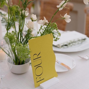 Número de mesa de boda con borde ondulado moderno, diseño de decoración de recepción, diseño moderno.