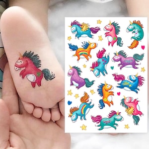 Regenbogen Einhörner temporäres Tattoo. Großes Set von kleinen Pony Einhörnern Kinderkörperaufkleber. Einhorn Gastgeschenke. Geschenk für Kinder
