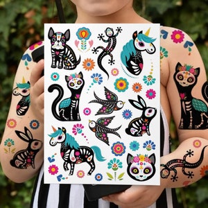 Transferts mignons de tatouage temporaire d'Halloween. Crânes de sucre en style mexicain du jour des morts. Stickers animaux style Halloween.