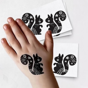 Trasferimenti temporanei di tatuaggi di scoiattoli. Tatuaggi finti di blackwork di boschi nordici scandinavi per bambini e adulti.