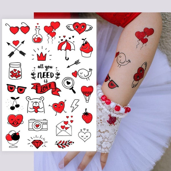 Liebe temporäre Tattoo-Transfers. Alles, was Sie brauchen, ist Liebesgrußkarte mit Herzen. Hochzeit, Valentinstag-Gastgeschenke. Körperaufkleber für Kinder.